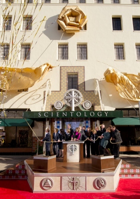 מר דיוויד מיסקביג', יושב הראש של Religious Technology Center והמנהיג של דת הסיינטולוגיה ניהל את טקס הפתיחה החגיגי. אליו הצטרפו לבמה לחיתוך הסרט נציגי הארגון וחברי קהילה של סקרמנטו.