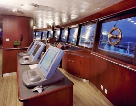 גשר הפיקוד של ה-Freewinds, הדיגיטלי במלואו ומצויד במערכת הרדאר המתקדמת ביותר של קלווין יוז ובחלונות פנורמיים, מאפשר זווית ראייה של 360 מעלות.